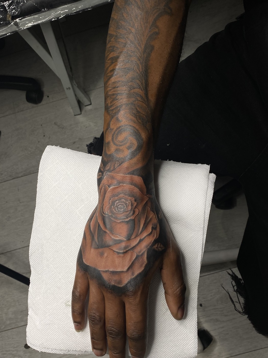 Tatouage rose sur main — contenu studio